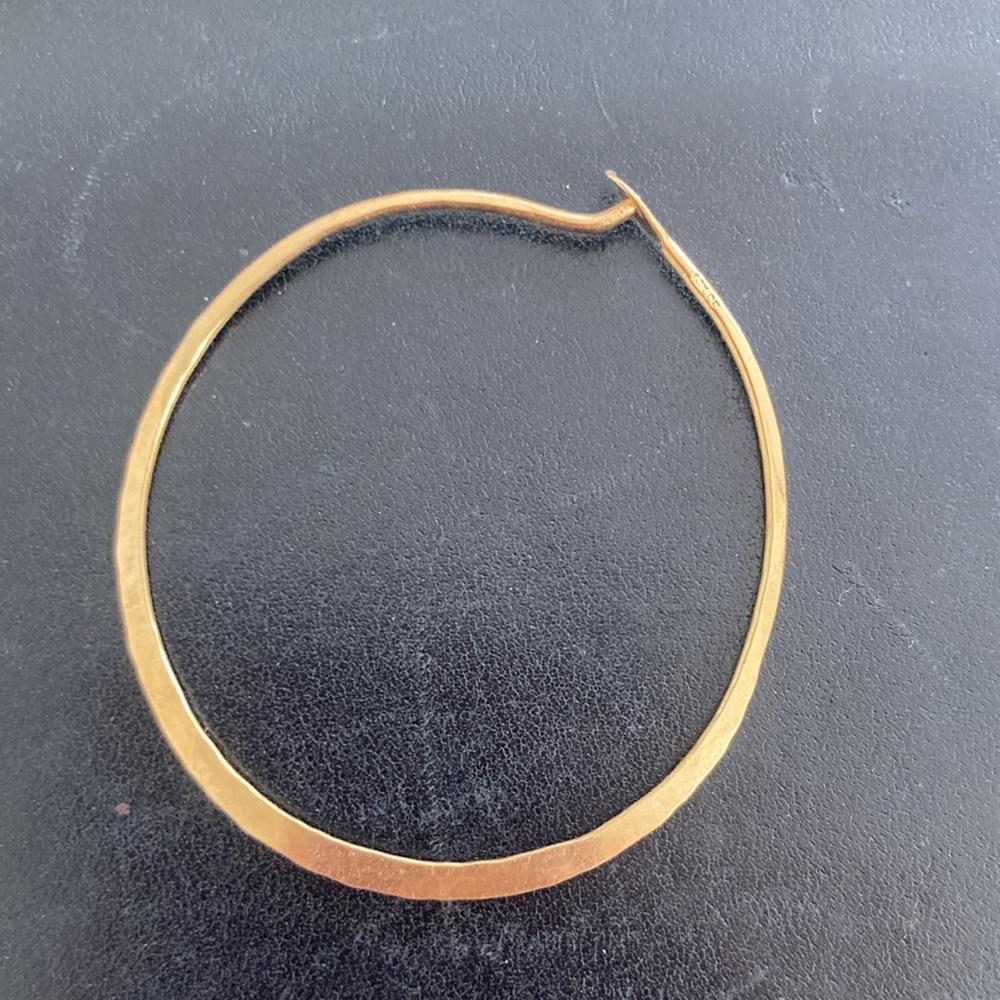 Gorgeous Vintage one of a kind thin gold hoops / one side hammered, other smooth - Picture 4 of 10